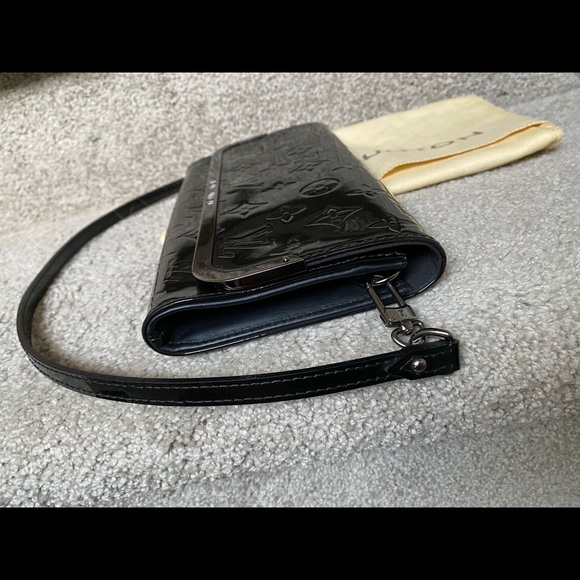 HOLD. Louis Vuitton vernis clutch with strap - Picture 3 of 12